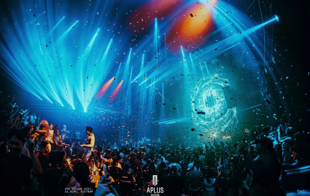 APLUS SAIGON – sân khấu đèn beam xanh