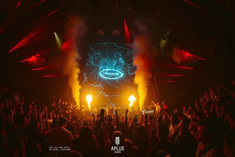 Pháo CO2 hai bên bàn DJ