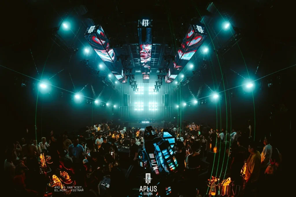 Sân khấu DJ APLUS SAIGON 492 Võ Văn Kiệt