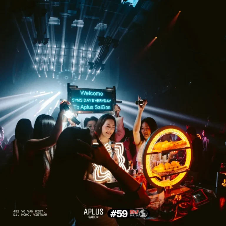 Bảng Welcome to Aplus Saigon tại khu bàn